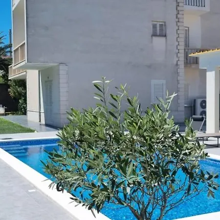 Lct Oleander With Pool Apartment