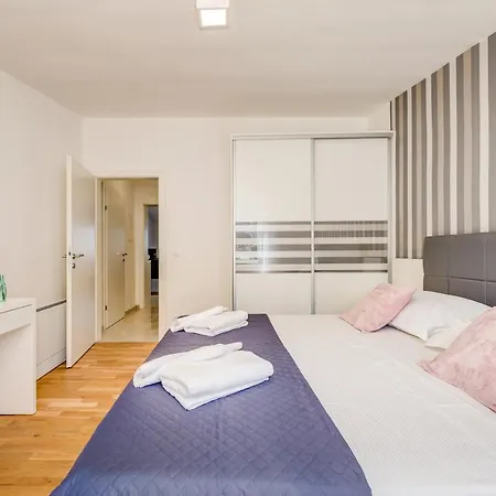 Lct Oleander With Pool Appartement Podstrana